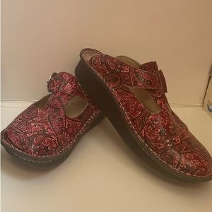 Women’s Algeria red leather bandana clog sz 39